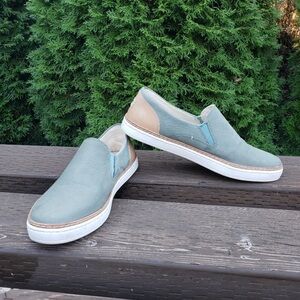 Ugg Adley Leather Slip-on sneaker baby blue